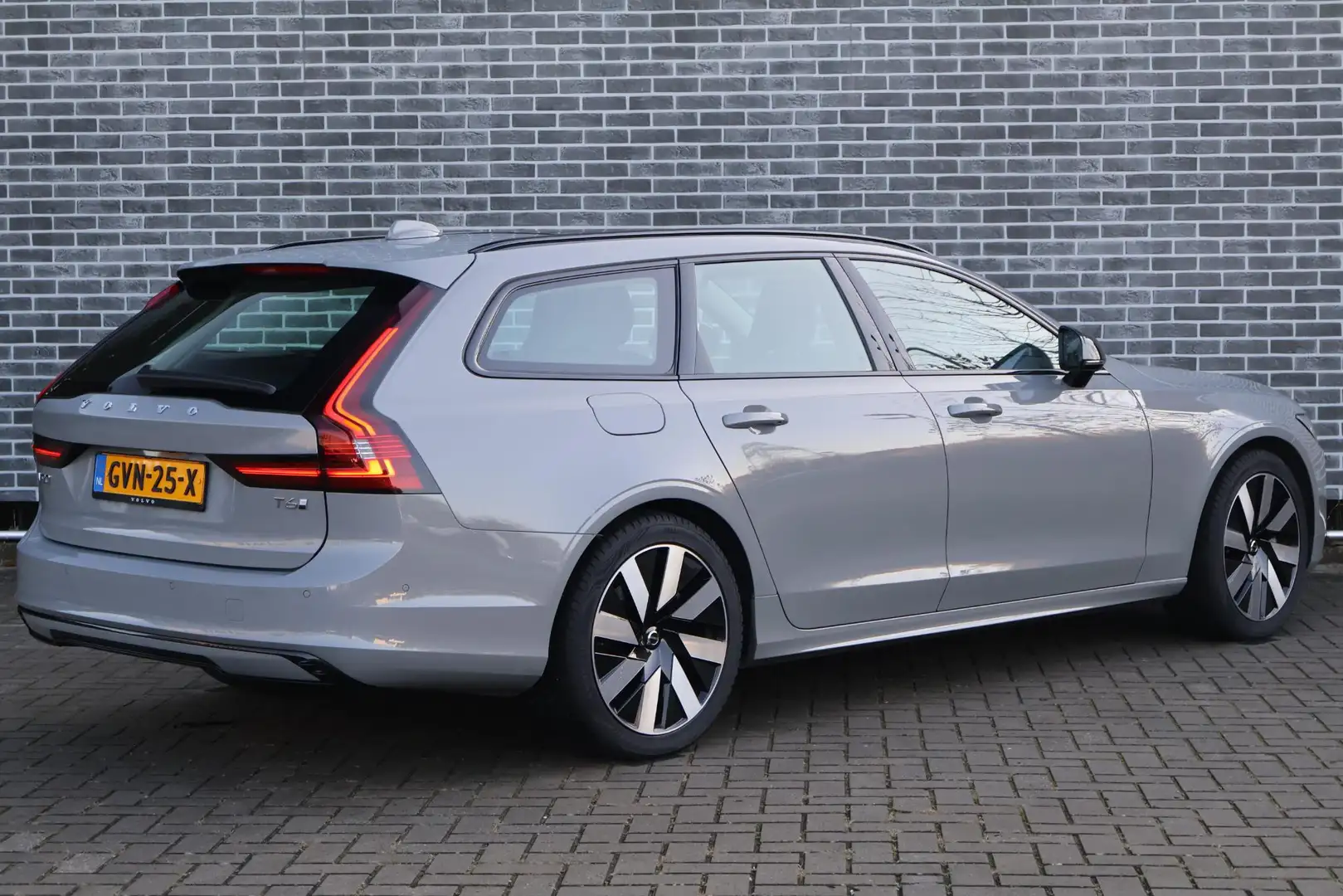 Volvo V90 2.0 T6 Plug-in hybrid AWD Ultra Dark | Trekhaak | Grijs - 2