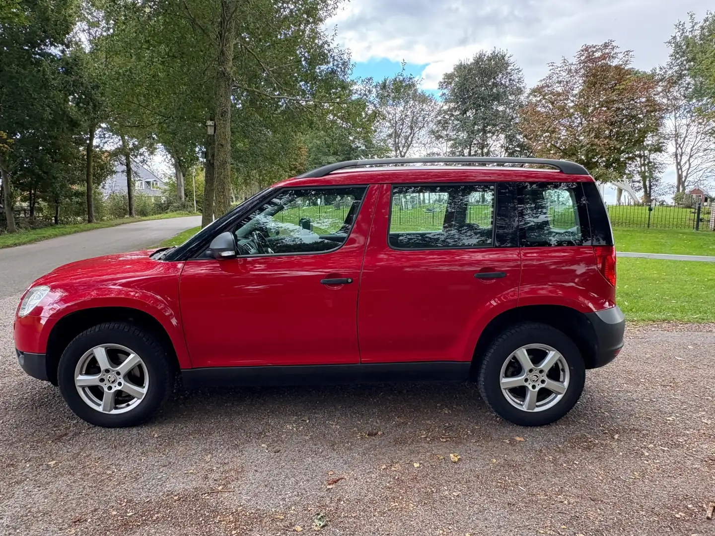 Skoda Yeti 1.2 TSI Active Plus Airco Rood - 2