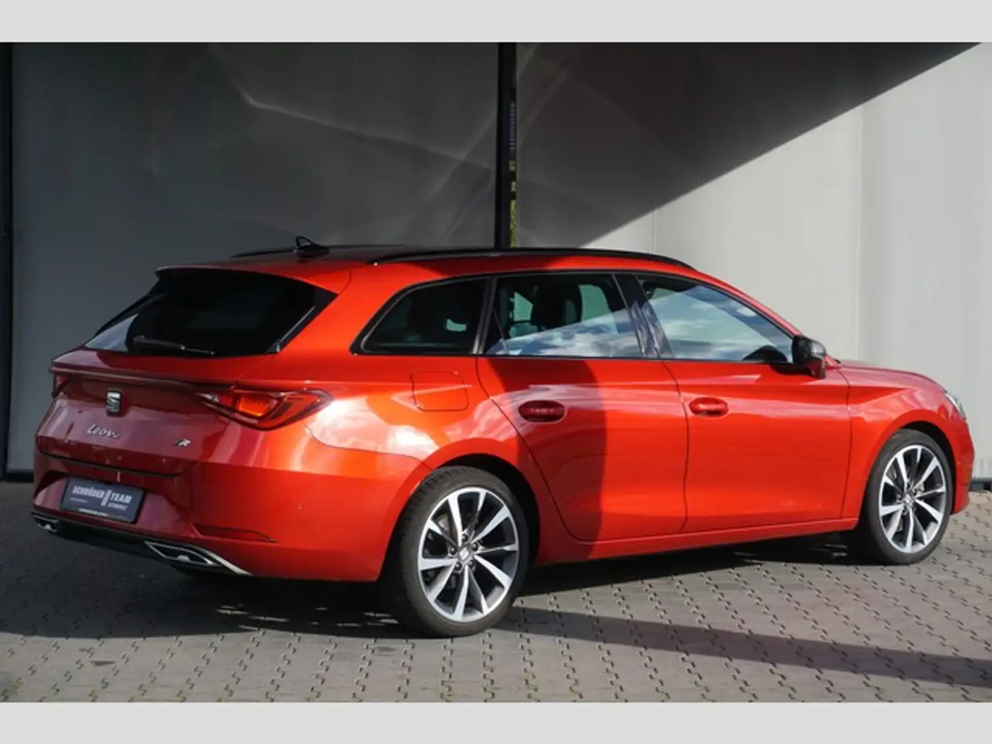 SEAT Leon Sportstourer 1.5 eTSI DSG FR Navi LED AHK ACC Rot - 2