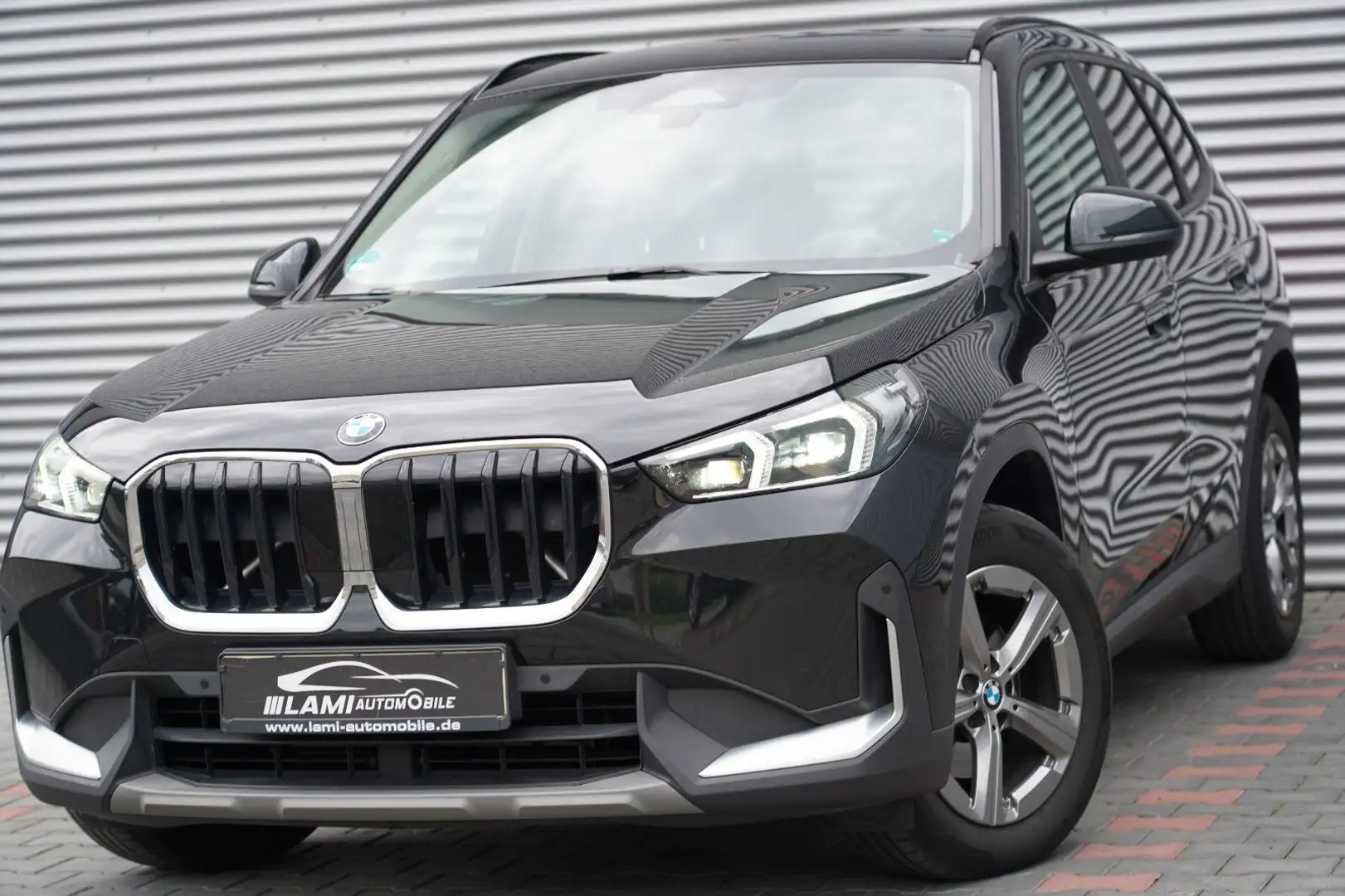 BMW X1 18d sDrive LED NAVI KAMERA NEUESMODELL Schwarz - 1
