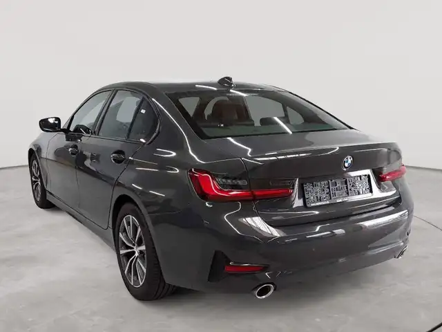 BMW 3 Series view 5