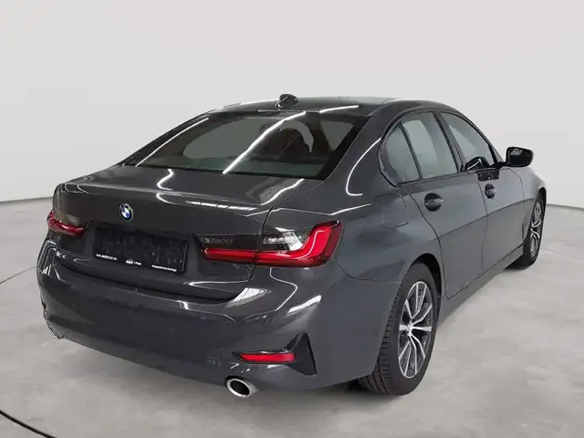 BMW 3 Series view 4
