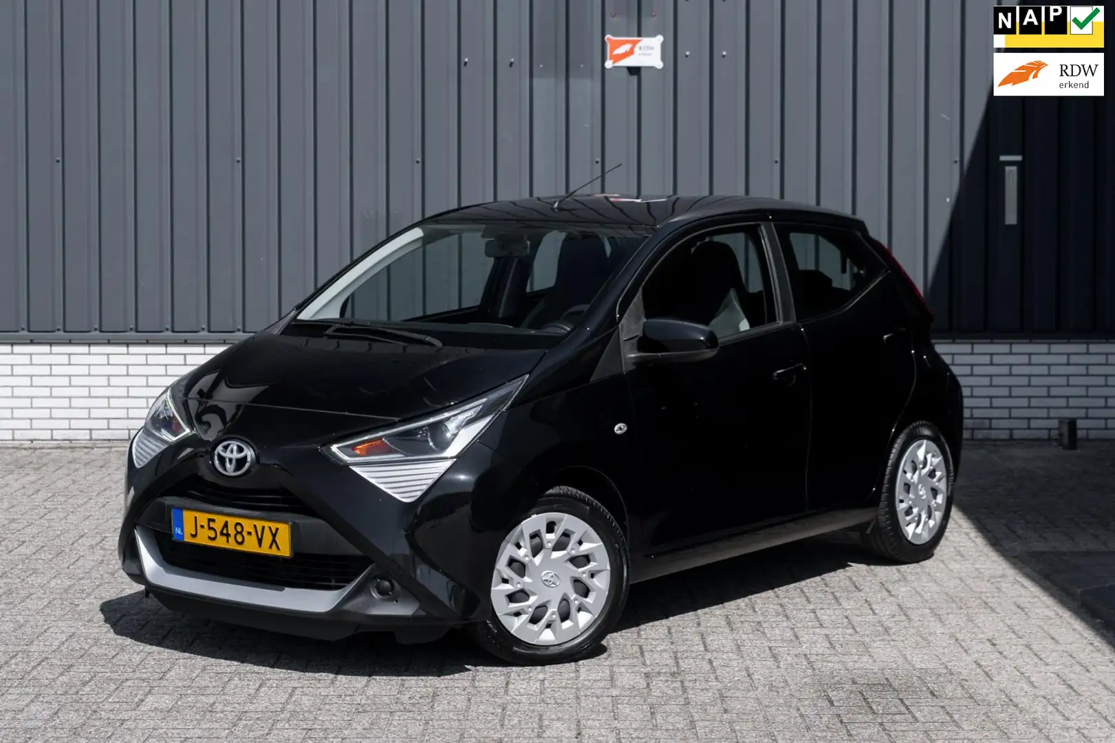 Toyota Aygo 1.0 VVT-i x-play*Automaat*Camera* Zwart - 1