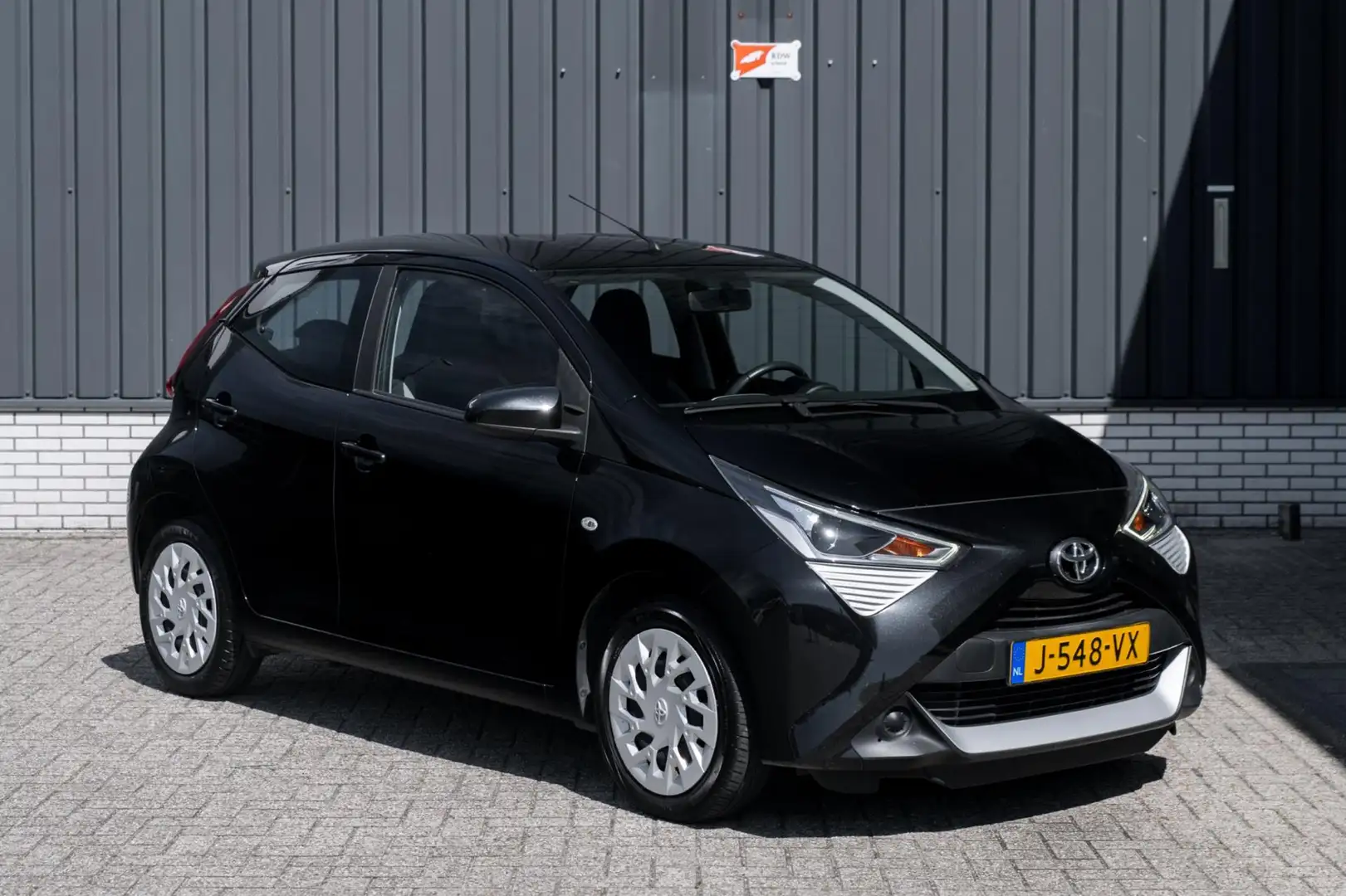 Toyota Aygo 1.0 VVT-i x-play*Automaat*Camera* Zwart - 2