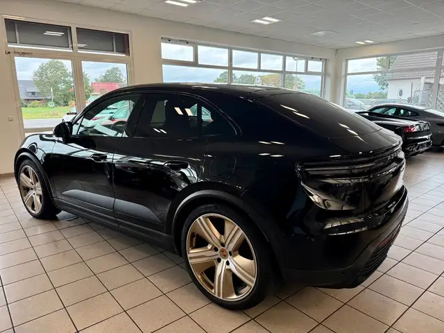 Porsche Macan view 3
