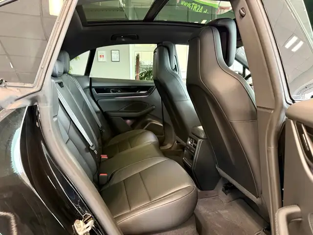 Porsche Macan view 11