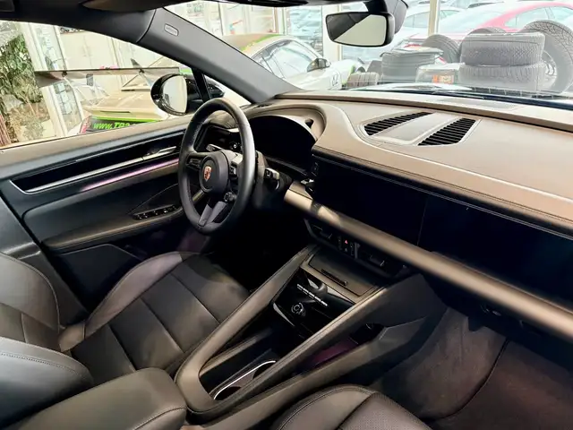 Porsche Macan view 13
