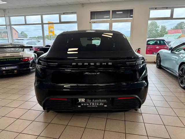 Porsche Macan view 4