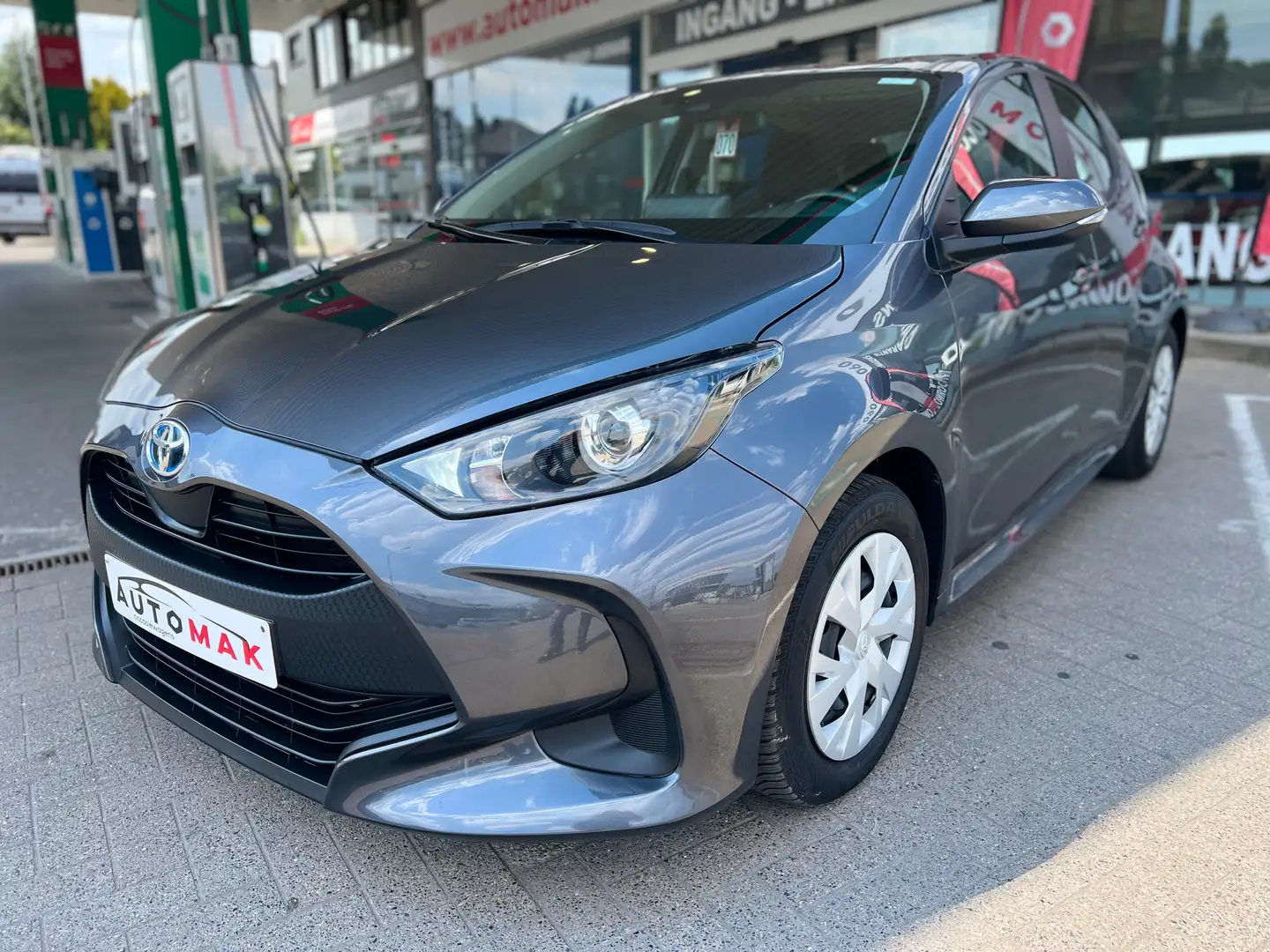 Toyota Yaris 1.5i VVT-i Hybrid E-CVT Dynamic Grijs - 1