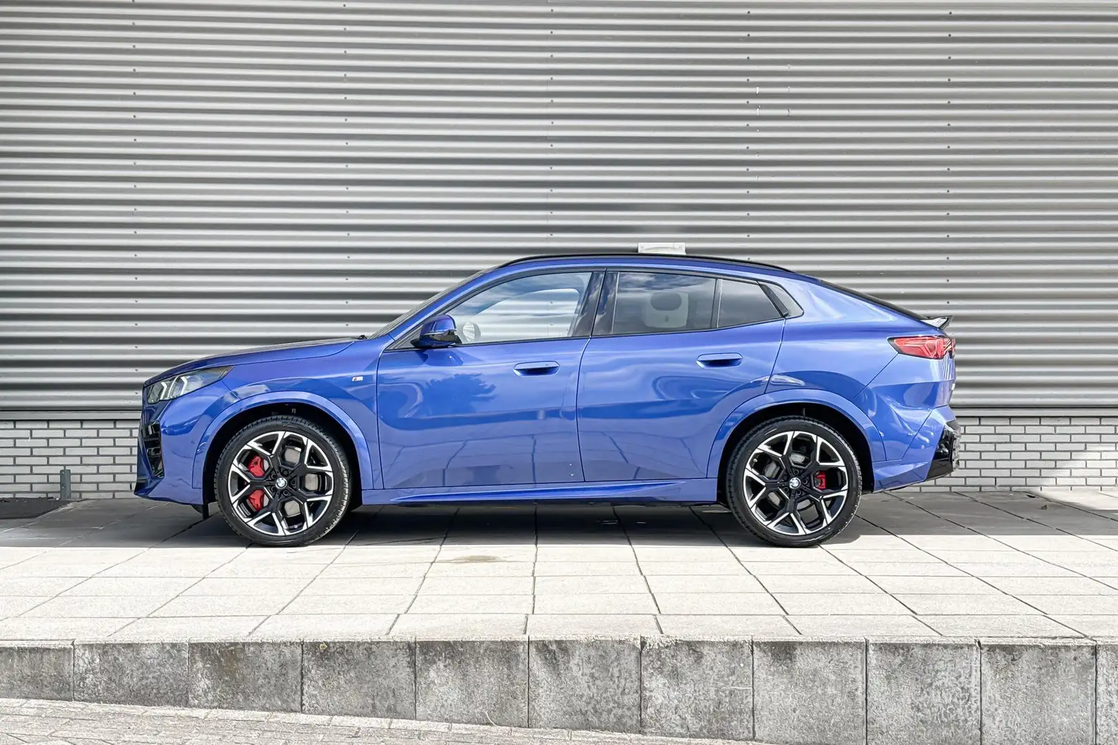 BMW iX2 eDrive20 M Sportpakket Pro / Innovation Pack / Dri Blauw - 2