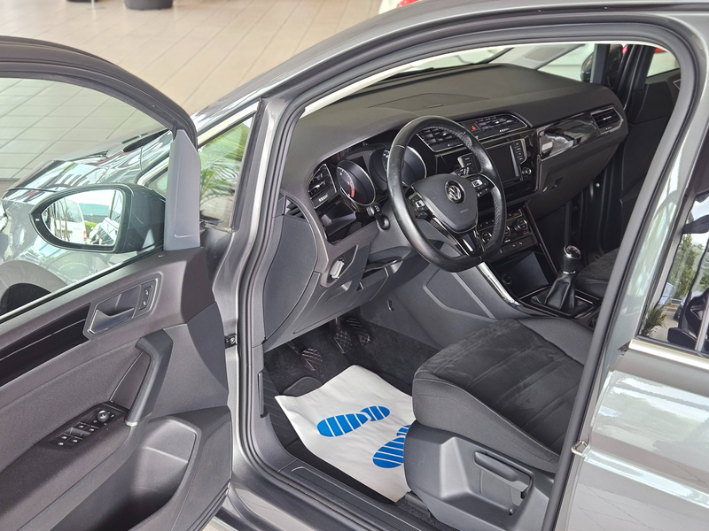 Volkswagen Touran 2.0 TDI Highline *Rentnerfahrzeug, Scheckheft* — photo 13