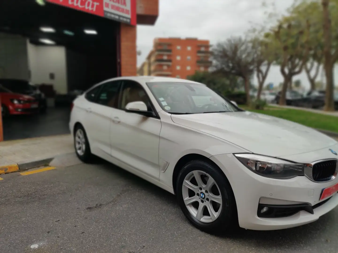 BMW 318 318d Gran Turismo Blanc - 2