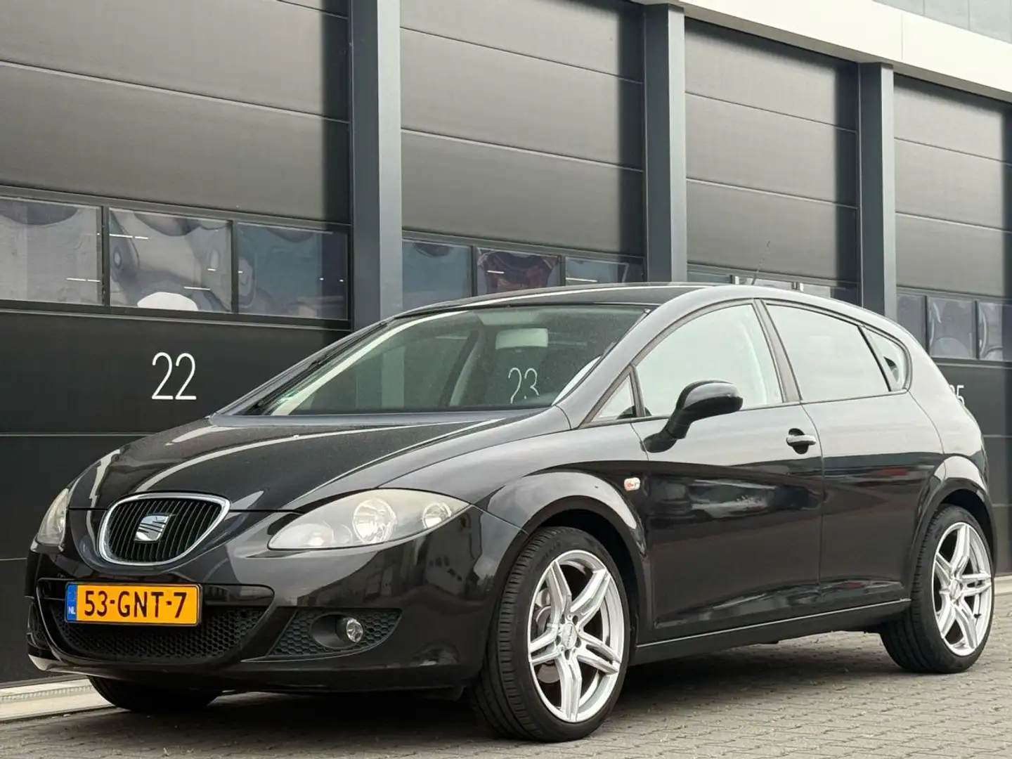 SEAT Leon 1.9 TDI Ecomotive 25 Edition I Zwart - 1