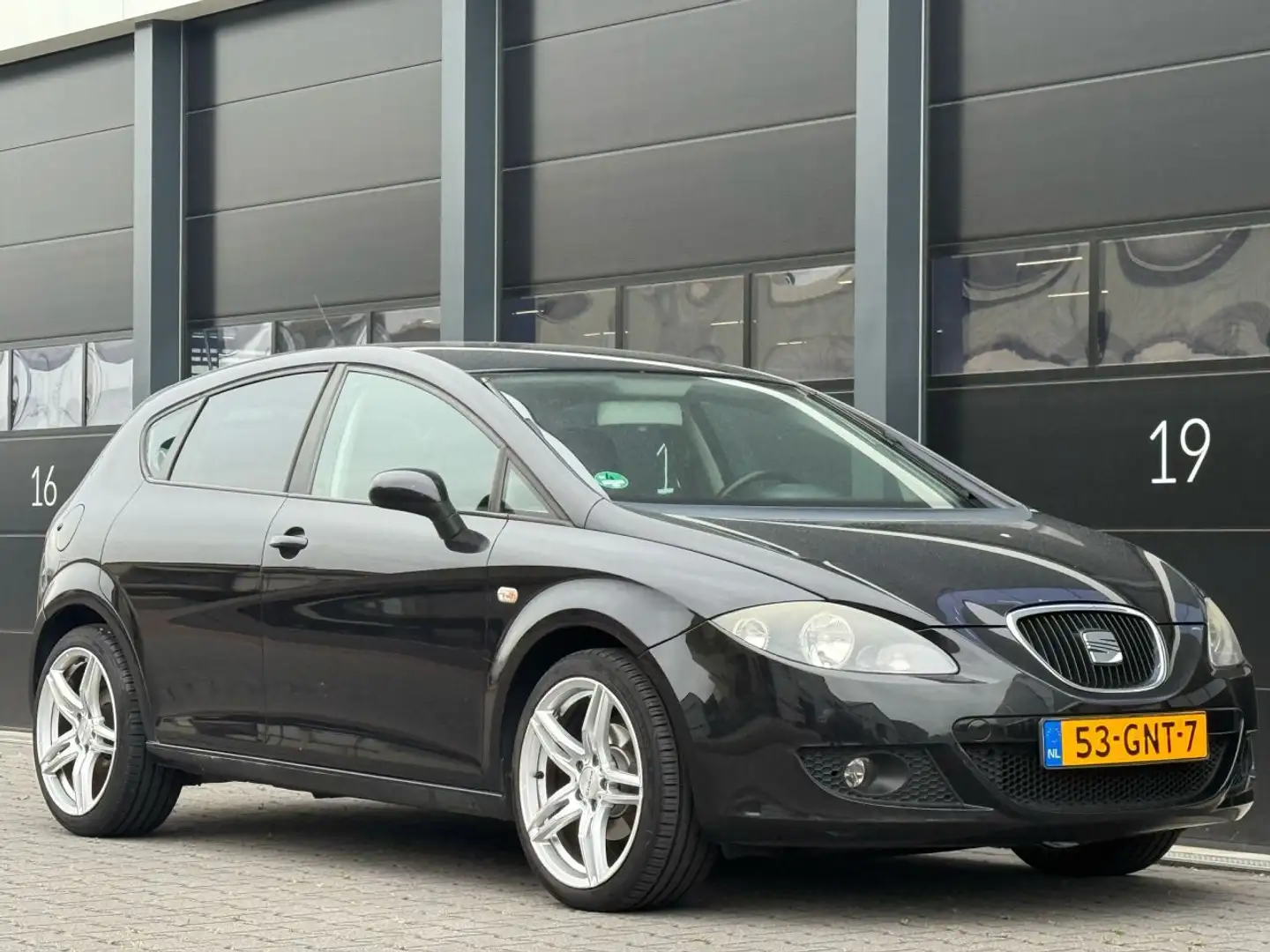 SEAT Leon 1.9 TDI Ecomotive 25 Edition I Zwart - 2