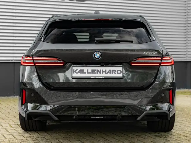 BMW 5 Series view 7