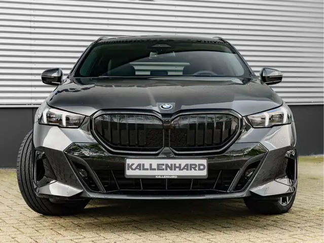 BMW 5 Series view 6