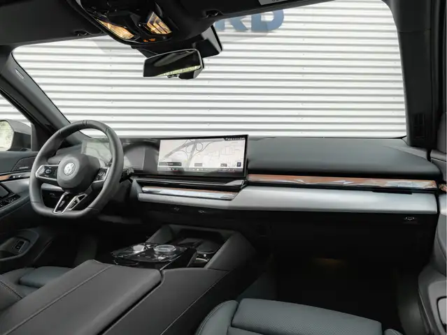 BMW 5 Series view 5