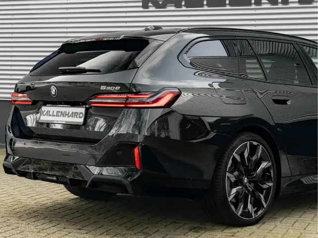 BMW 5 Series view 11