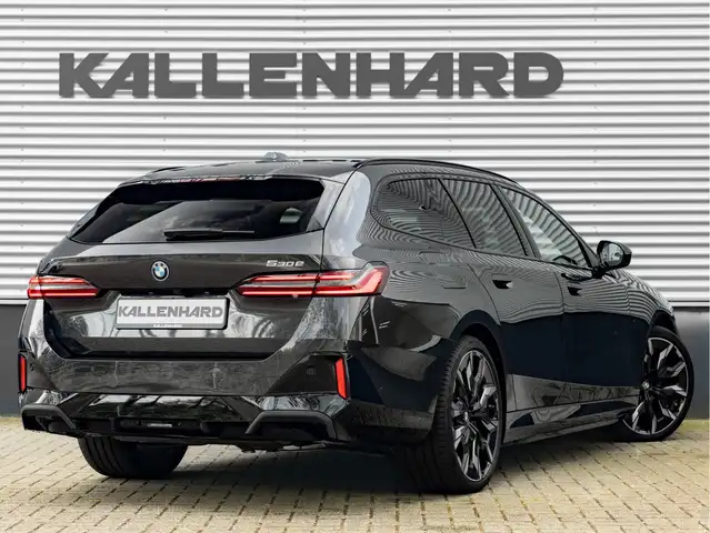 BMW 5 Series view 3