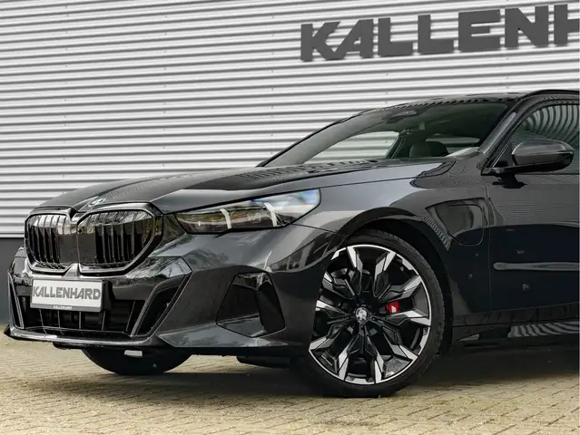 BMW 5 Series view 9
