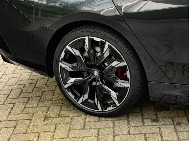 BMW 5 Series view 15