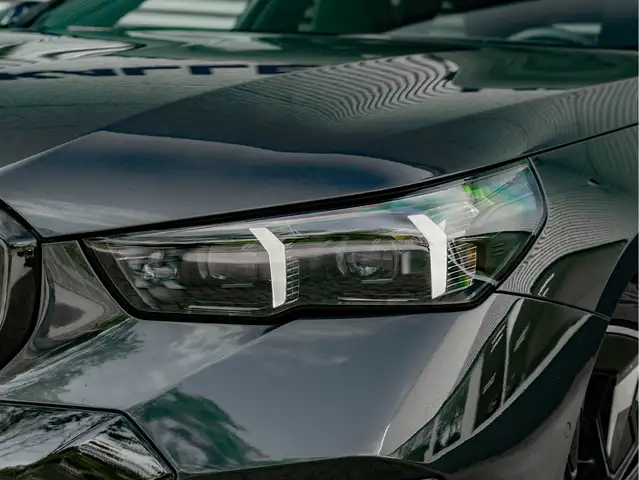 BMW 5 Series view 10