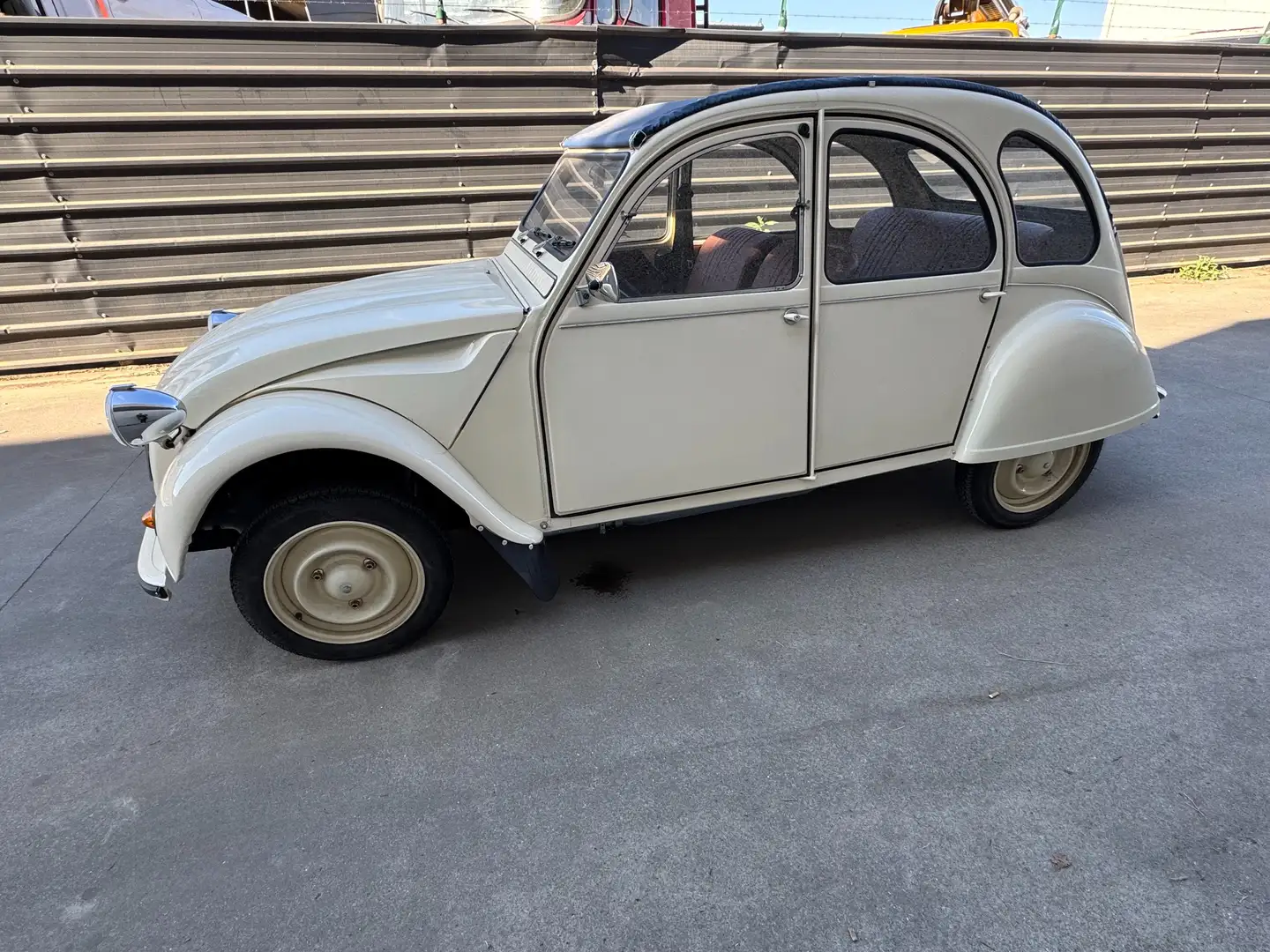 Citroen 2CV 2 CV 6 Club Beige - 2