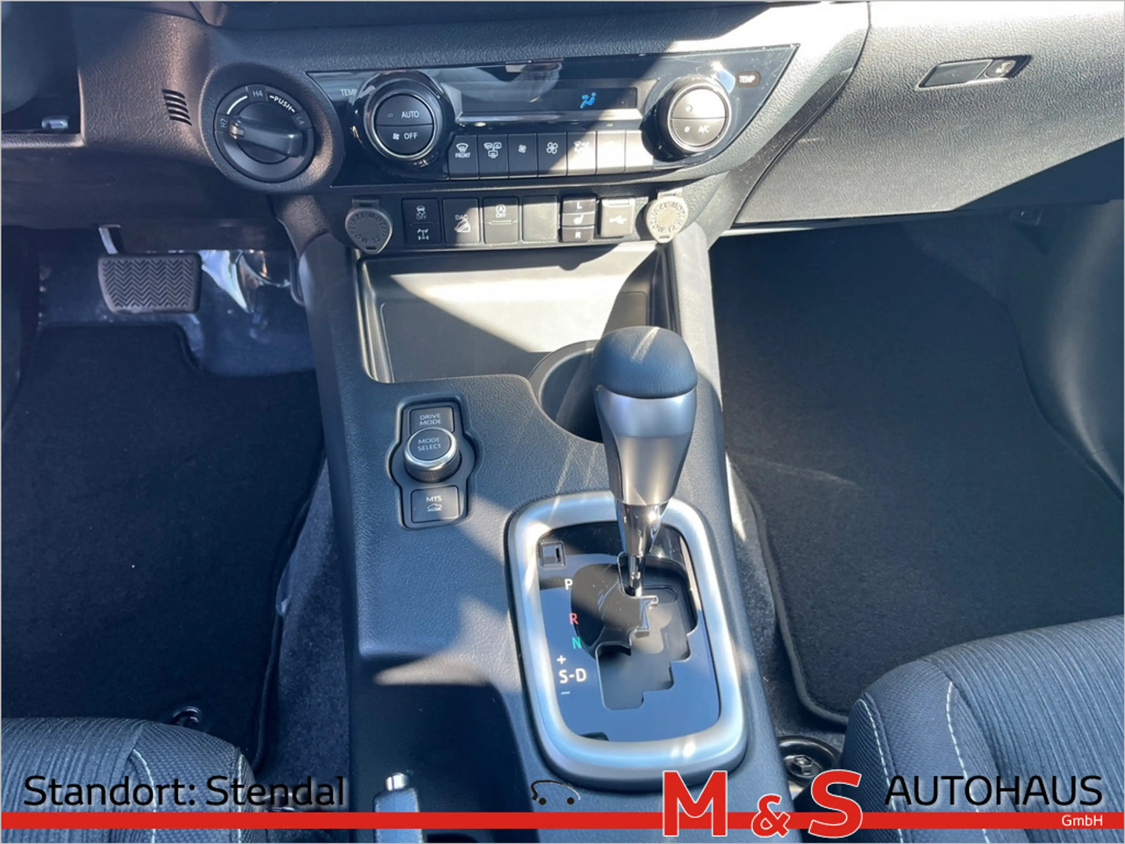 Toyota Hilux 2.8 Double Cab Comfort 4x4 KAMERA NAVI — photo 20