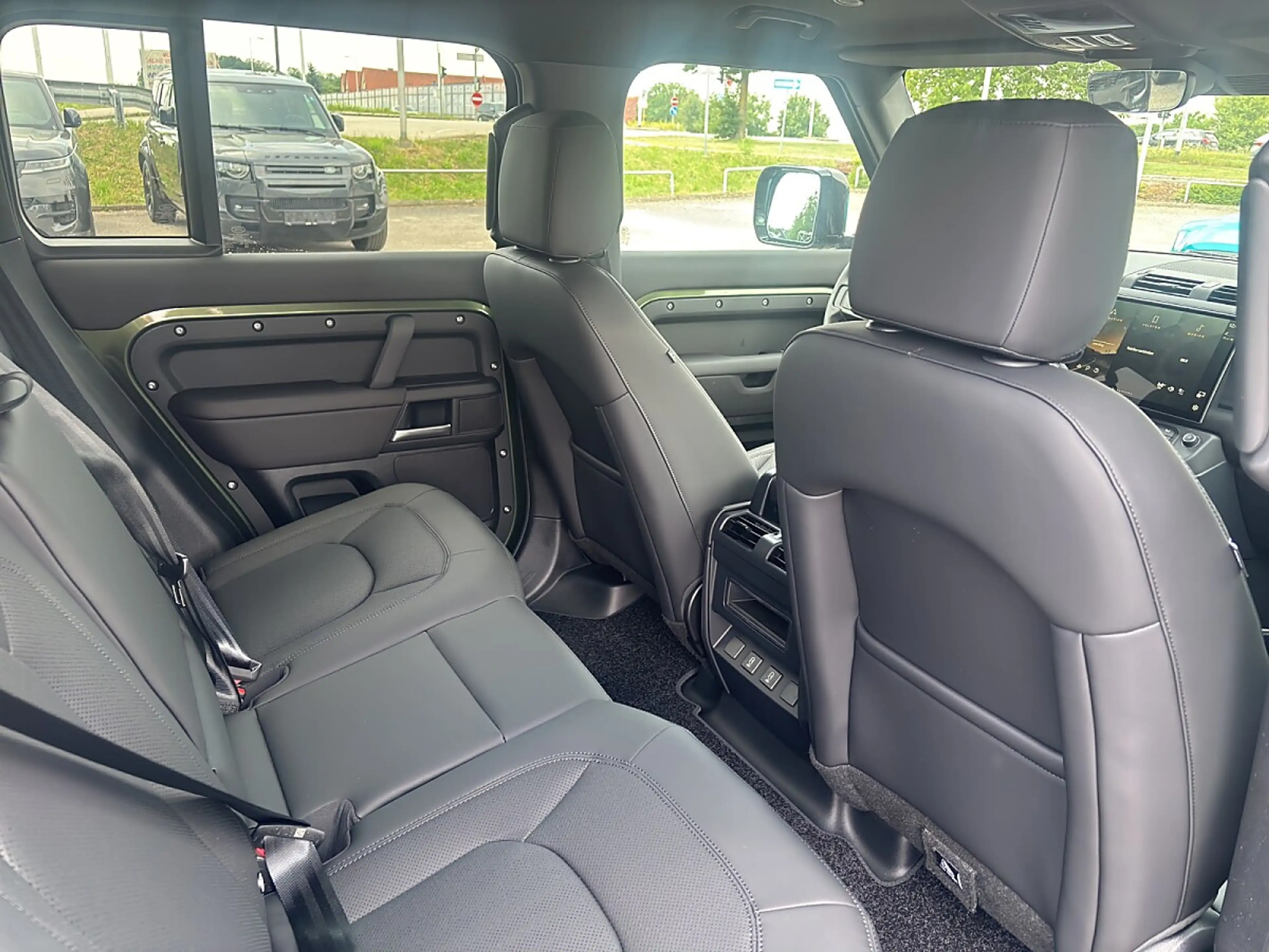 Land Rover Defender 110 P300e PHEV AWD X-Dynamic SE Aut. Momentum E... — photo 19