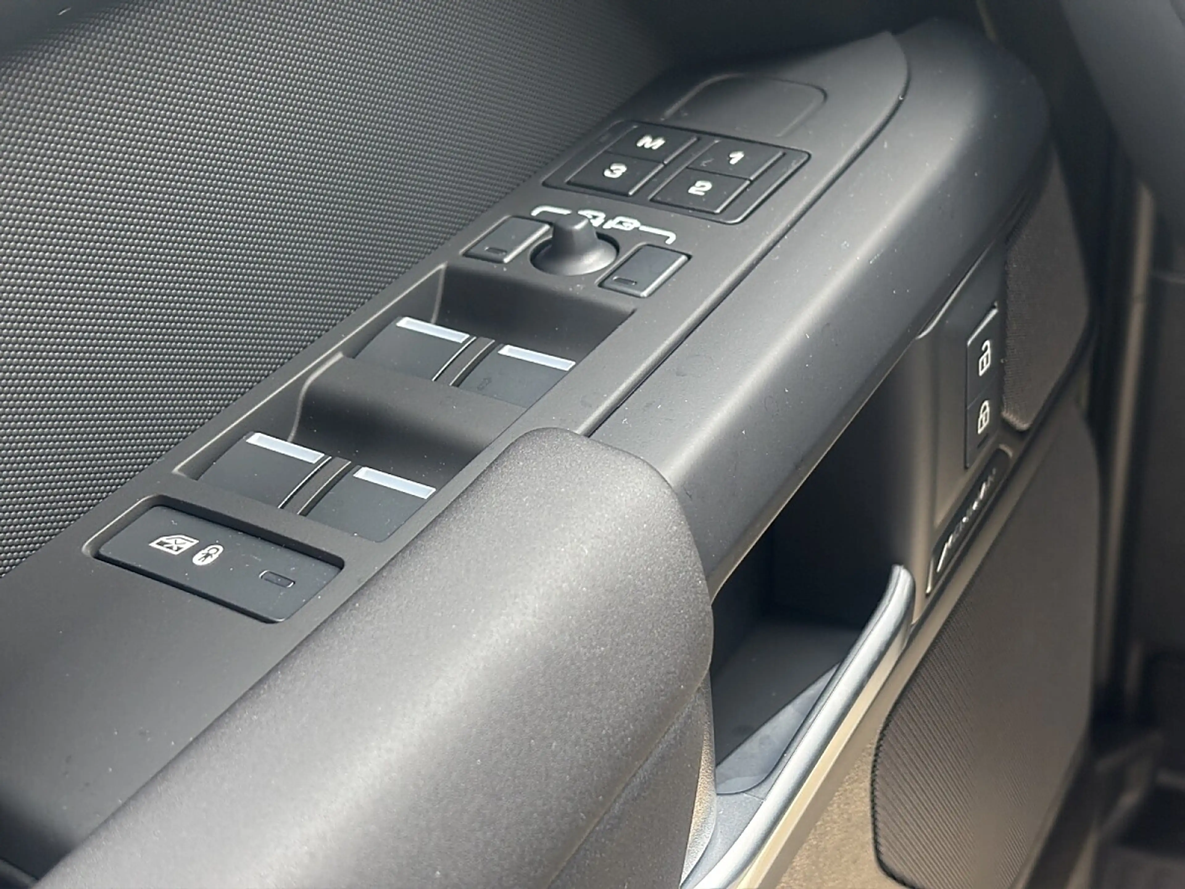 Land Rover Defender 110 P300e PHEV AWD X-Dynamic SE Aut. Momentum E... — photo 15
