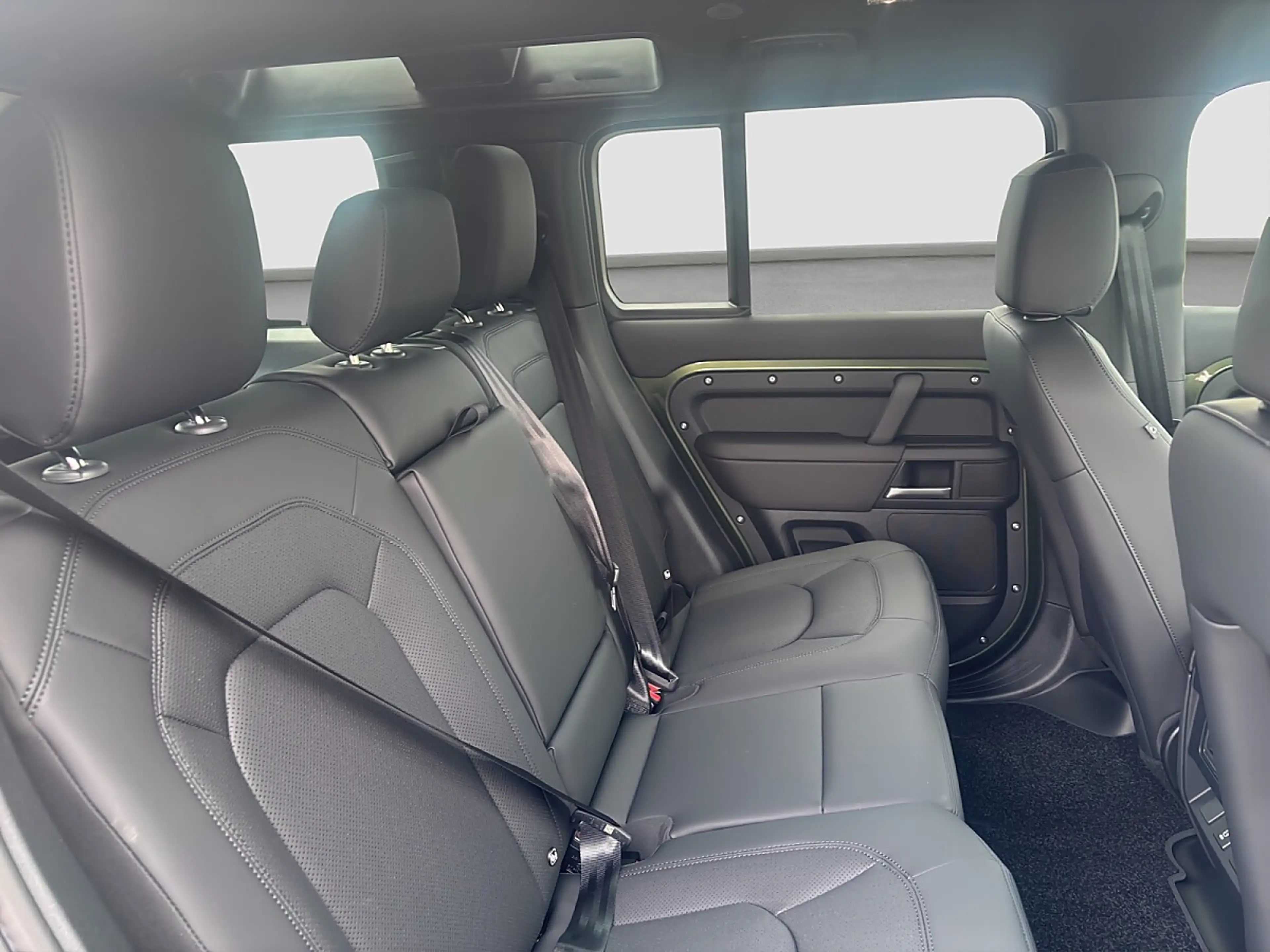 Land Rover Defender 110 P300e PHEV AWD X-Dynamic SE Aut. Momentum E... — photo 17