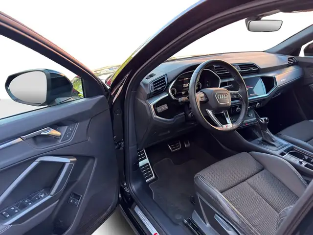 Audi Q3 view 13