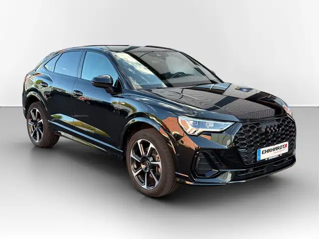 Audi Q3 view 3