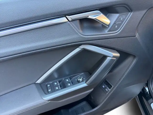 Audi Q3 view 15