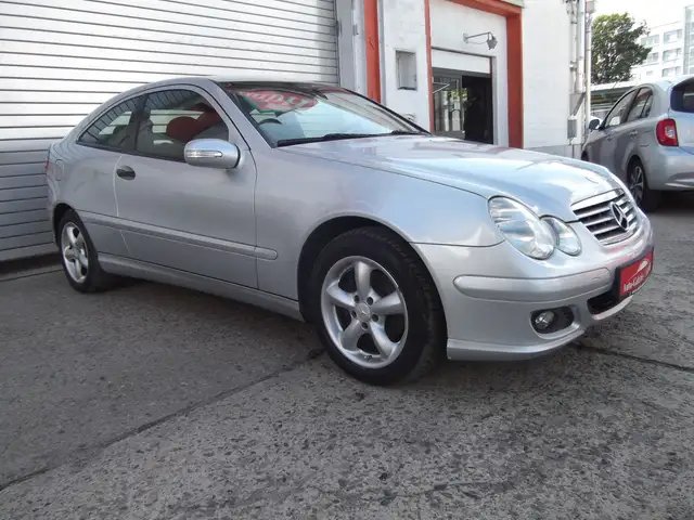 Mercedes-Benz C-Class view 3