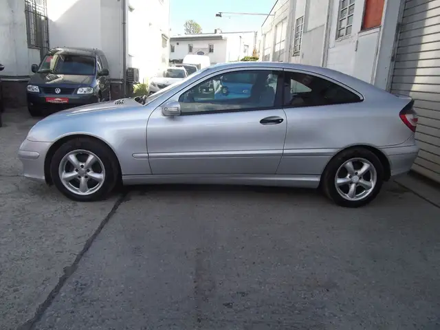 Mercedes-Benz C-Class view 4