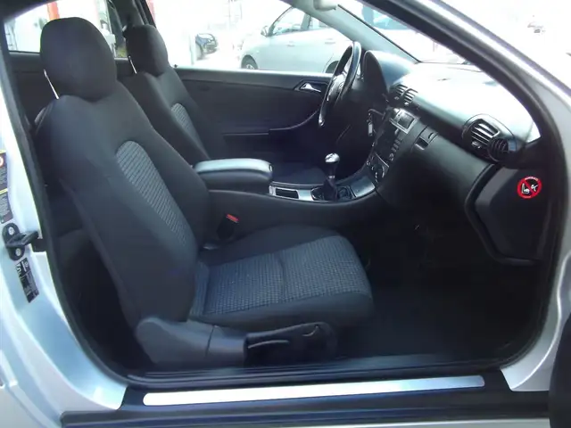 Mercedes-Benz C-Class view 13