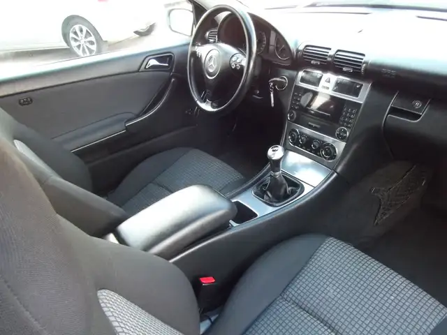Mercedes-Benz C-Class view 12
