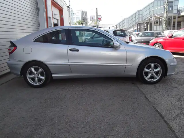 Mercedes-Benz C-Class view 5