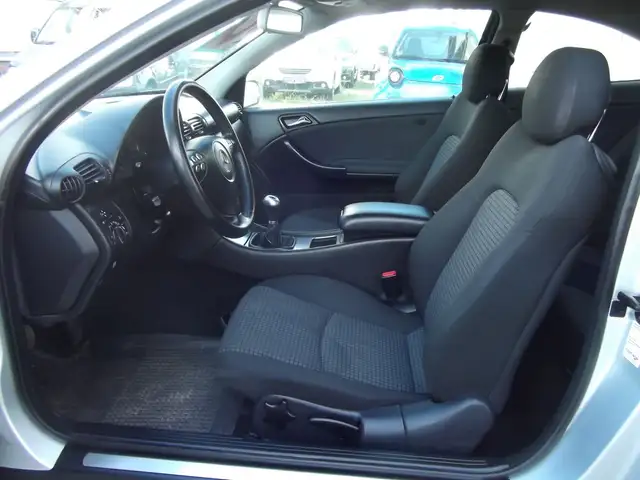Mercedes-Benz C-Class view 9