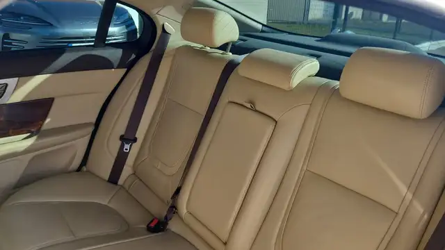 Jaguar XF view 9