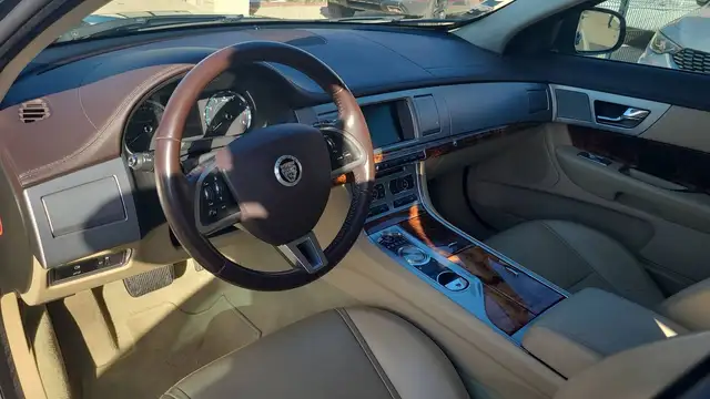 Jaguar XF view 8