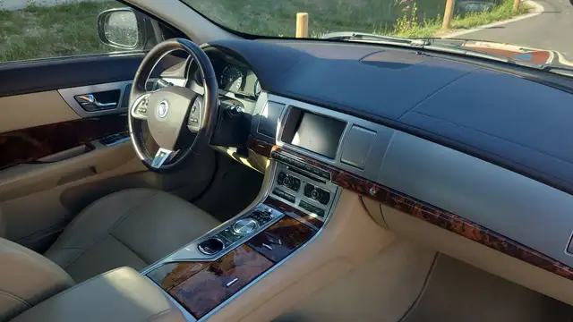 Jaguar XF view 10