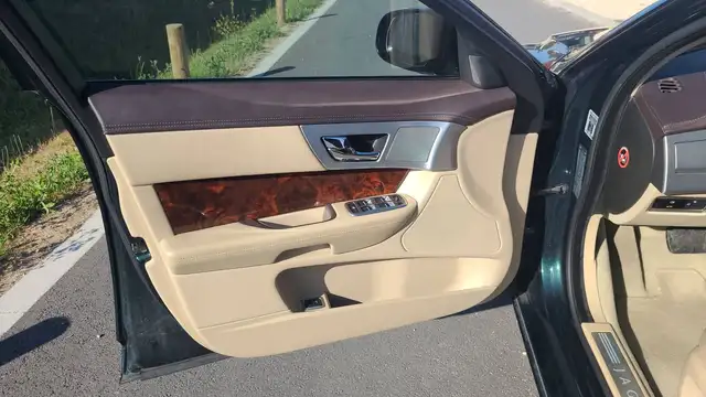 Jaguar XF view 7