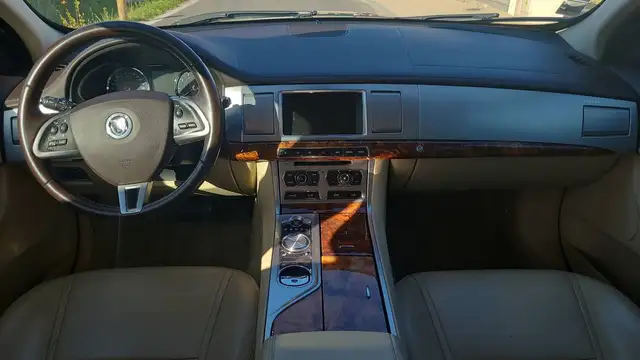 Jaguar XF view 11