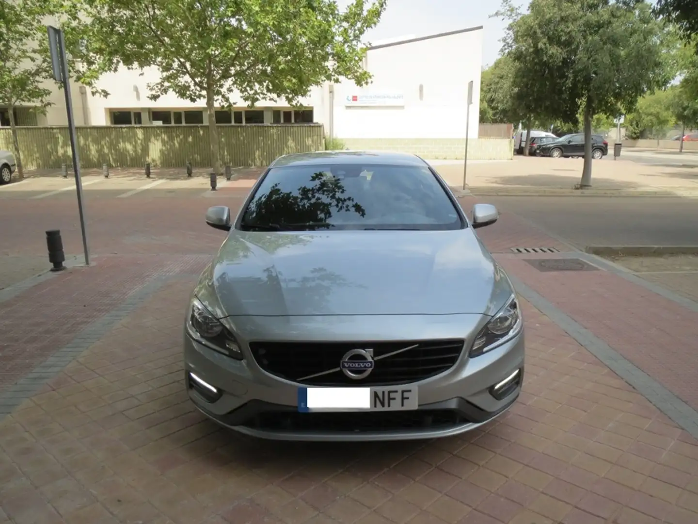 Volvo S60 D4 R-Design Momentum Aut. 190 Gris - 1