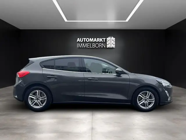 Ford Focus view 12
