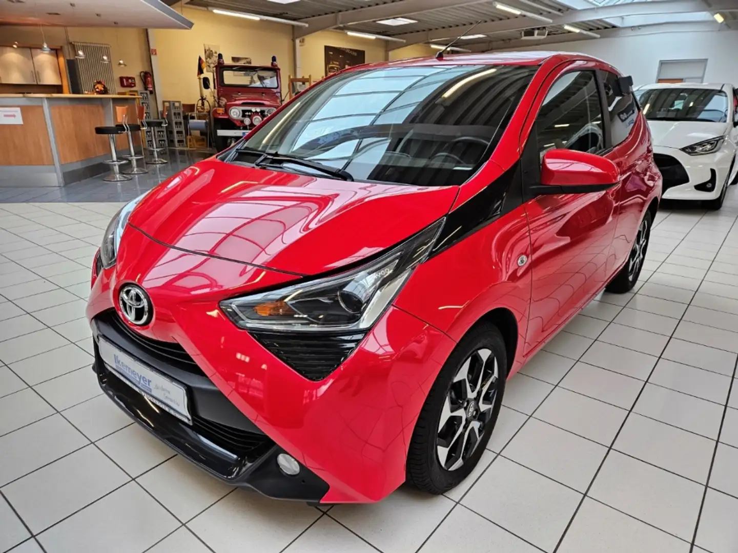 Toyota Aygo Sitzheizung Klimaautomatik Rückfahrkamera Alufelge Rot - 1