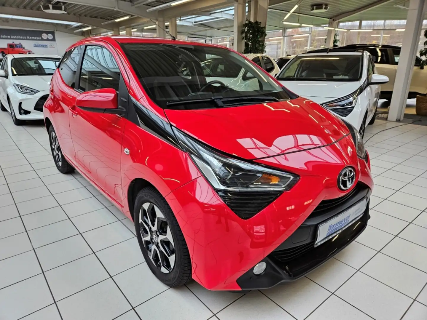 Toyota Aygo Sitzheizung Klimaautomatik Rückfahrkamera Alufelge Rot - 2