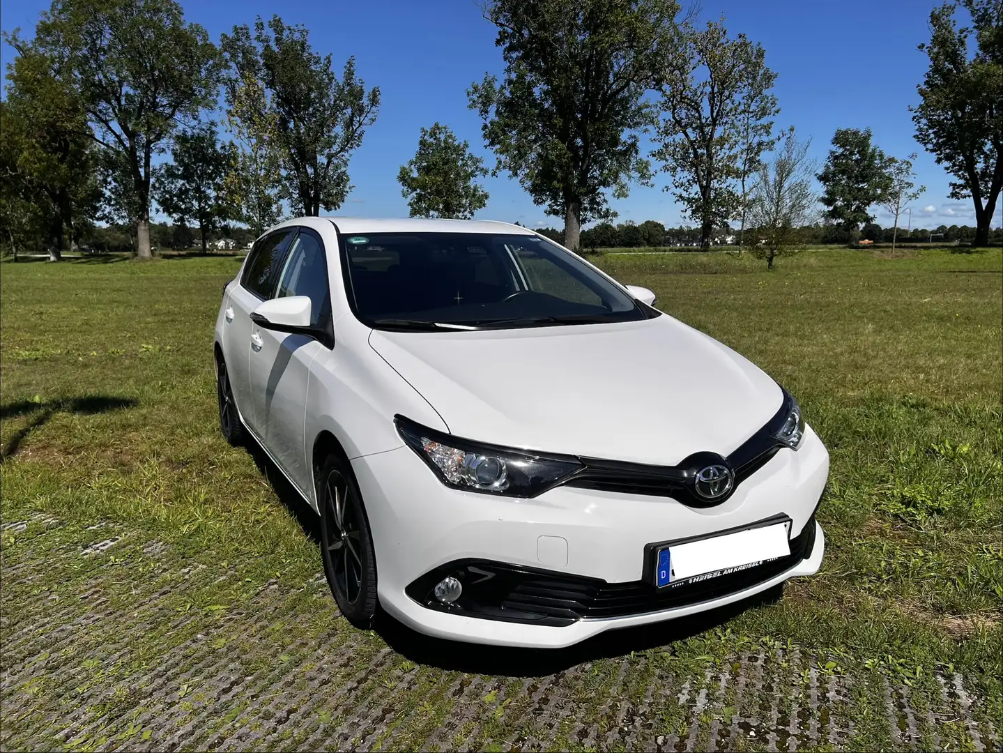 Toyota Auris 1.2 Turbo Team Deutschland Weiß - 1